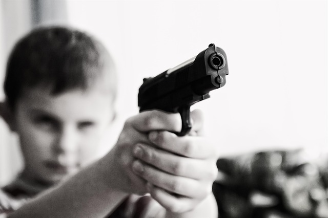 dítě a zbraň