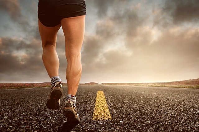 běžec – detail cesty a nohou