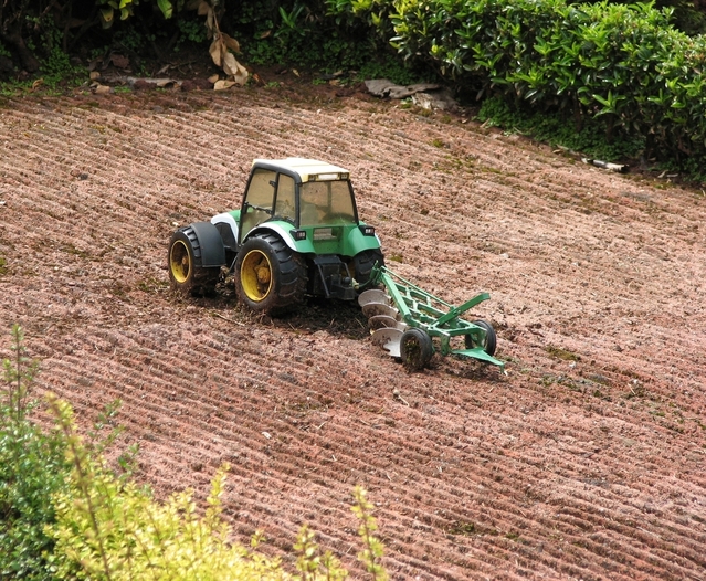 malý traktor - hračka i s pluhem